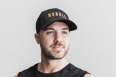 Nobull Classic Pride Hoeden Heren Zwart Goud | 920871-PYJ